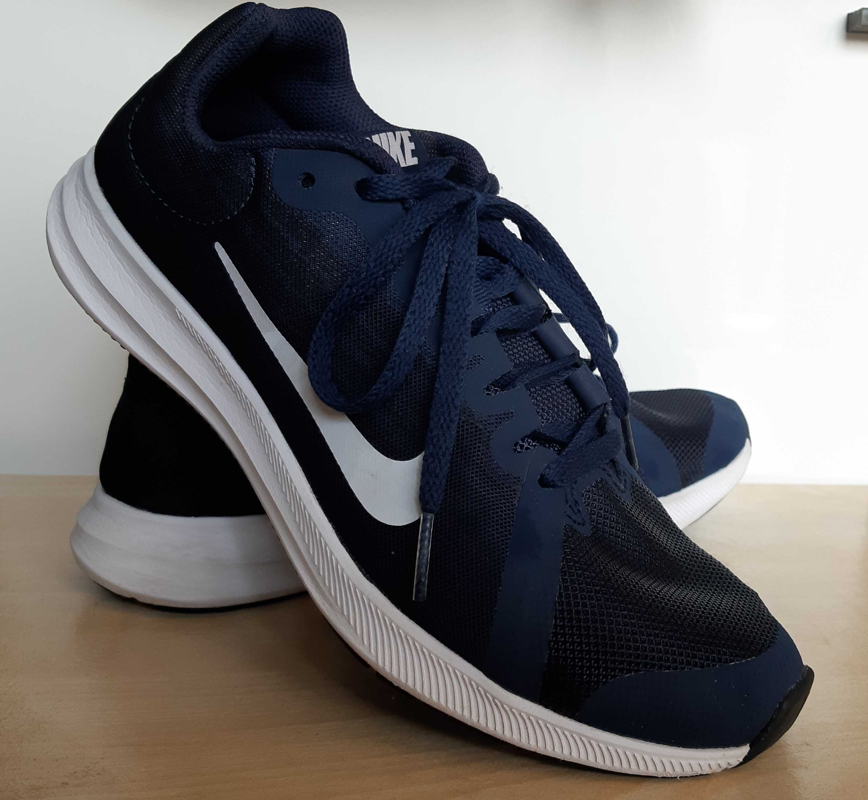 Buty, adidasy Nike młodzieżowe r. 38,5 dla chłopca. Super stan!