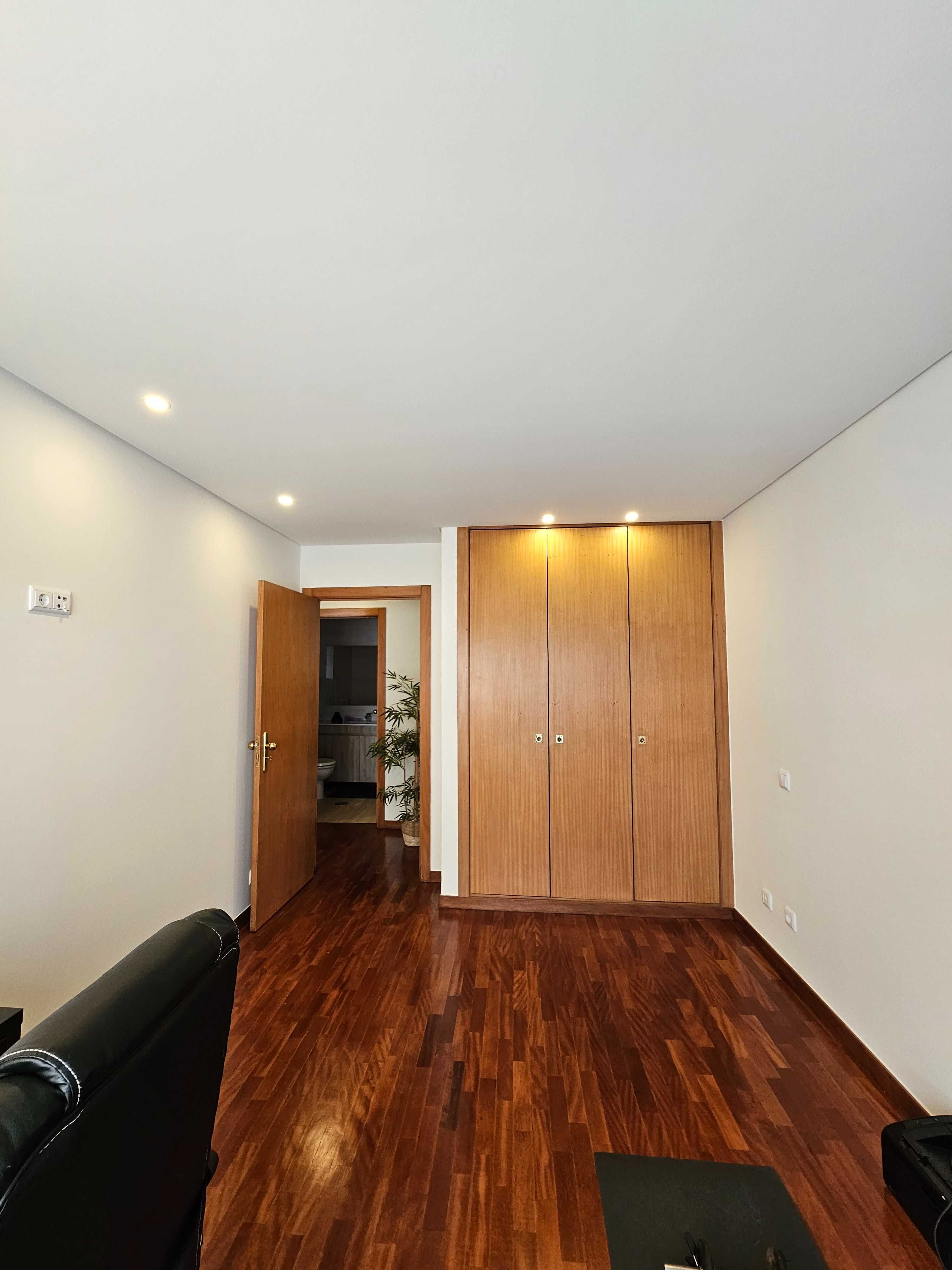 T2 Remodelado com Varanda, Garagem, Elevador – Castêlo da Maia