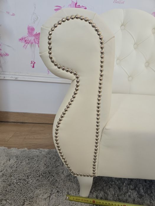 Biała dekoracyjna sofa dla dziecka
