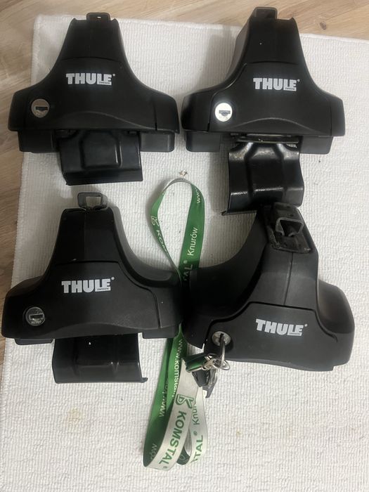 Stopy + kit THULE 33033 CHEVROLET CRUZE miedzy drzwi, a dach