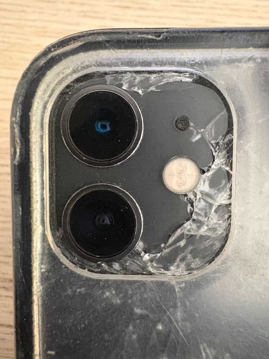 iPhone 11 - w pełni sprawny, z pękniętą tylną szybą