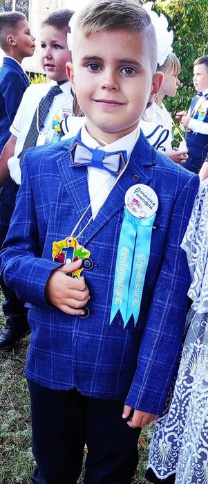 Першокласнику.Піджак в клітинку, котонові штани, кросівки(білі кеди)