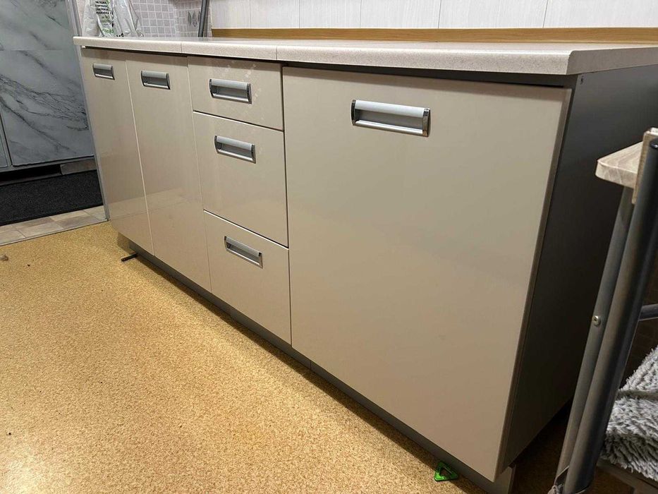 Zabudowa kuchenna stojąca oraz wisząca plus zlew