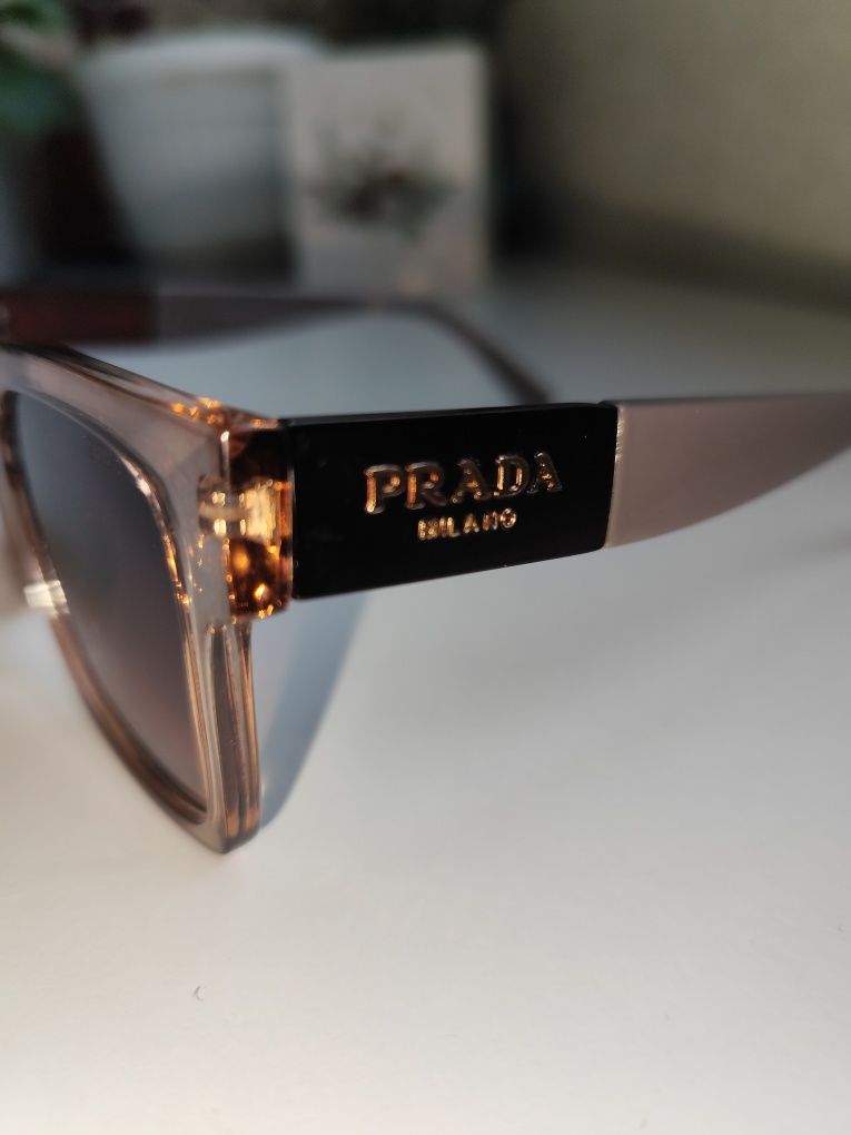 Солнцезащитные очки Prada.
