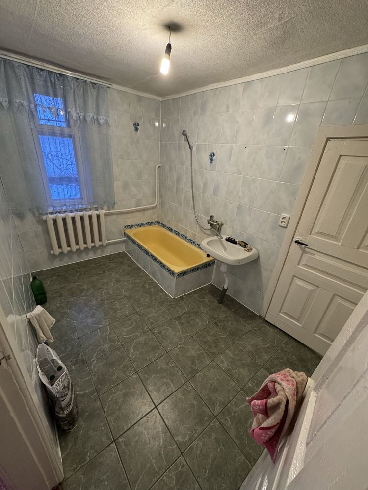 Будинок в центрі, 4 кімнати, гараж, погріб, сарай, свердловина,5 соток