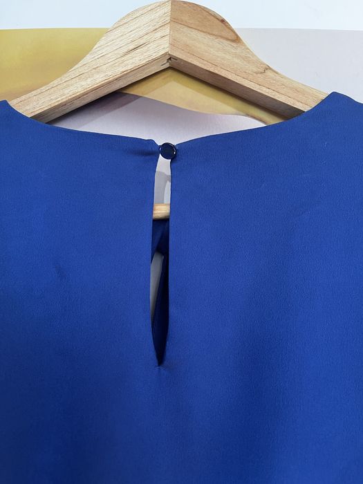 Kobaltowa niebieska sukienka z długim rękawem