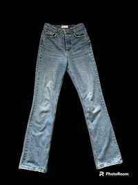 jeansy z lekko rozszerzaną nogawką