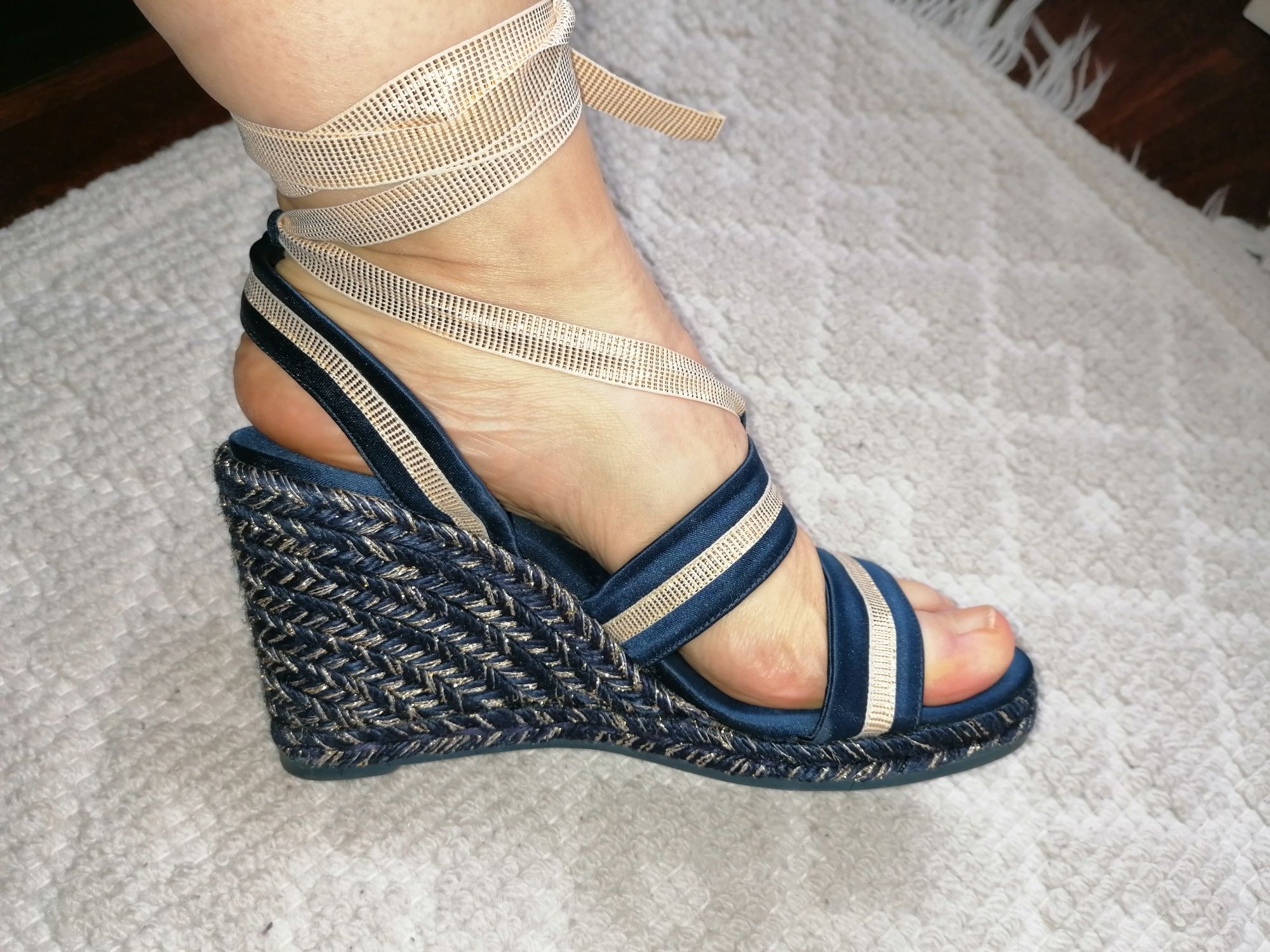 Sandálias elegantes em azul e dourado