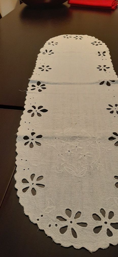 Pano de mesa bordado em linho