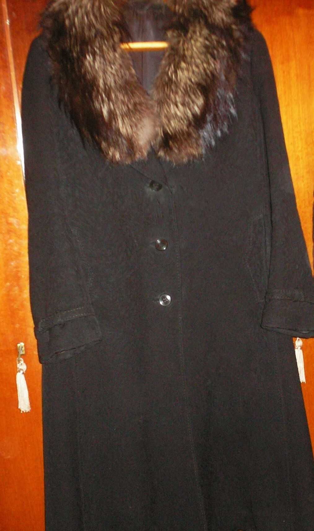 зимове  пальто з коміром із чорнобурки