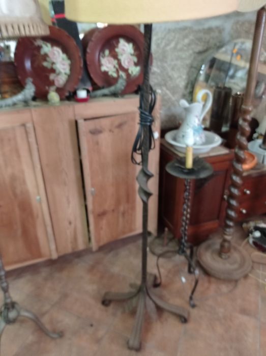 Candeeiros de pé com abajur em tecido.