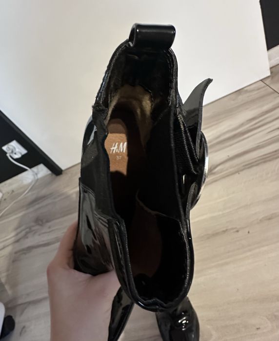 Lakierowane botki na slupku r. 37