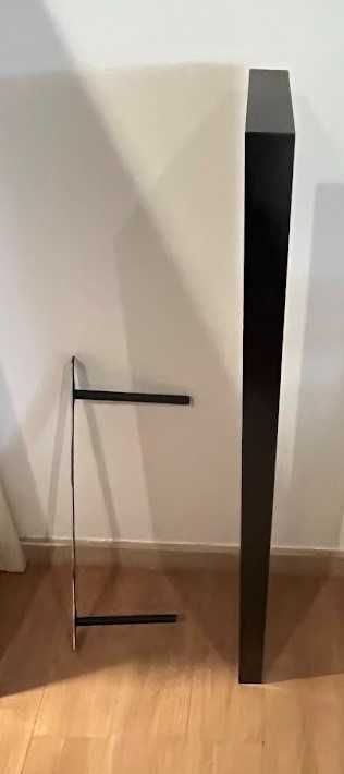Prateleira de parede preta com suporte em metal