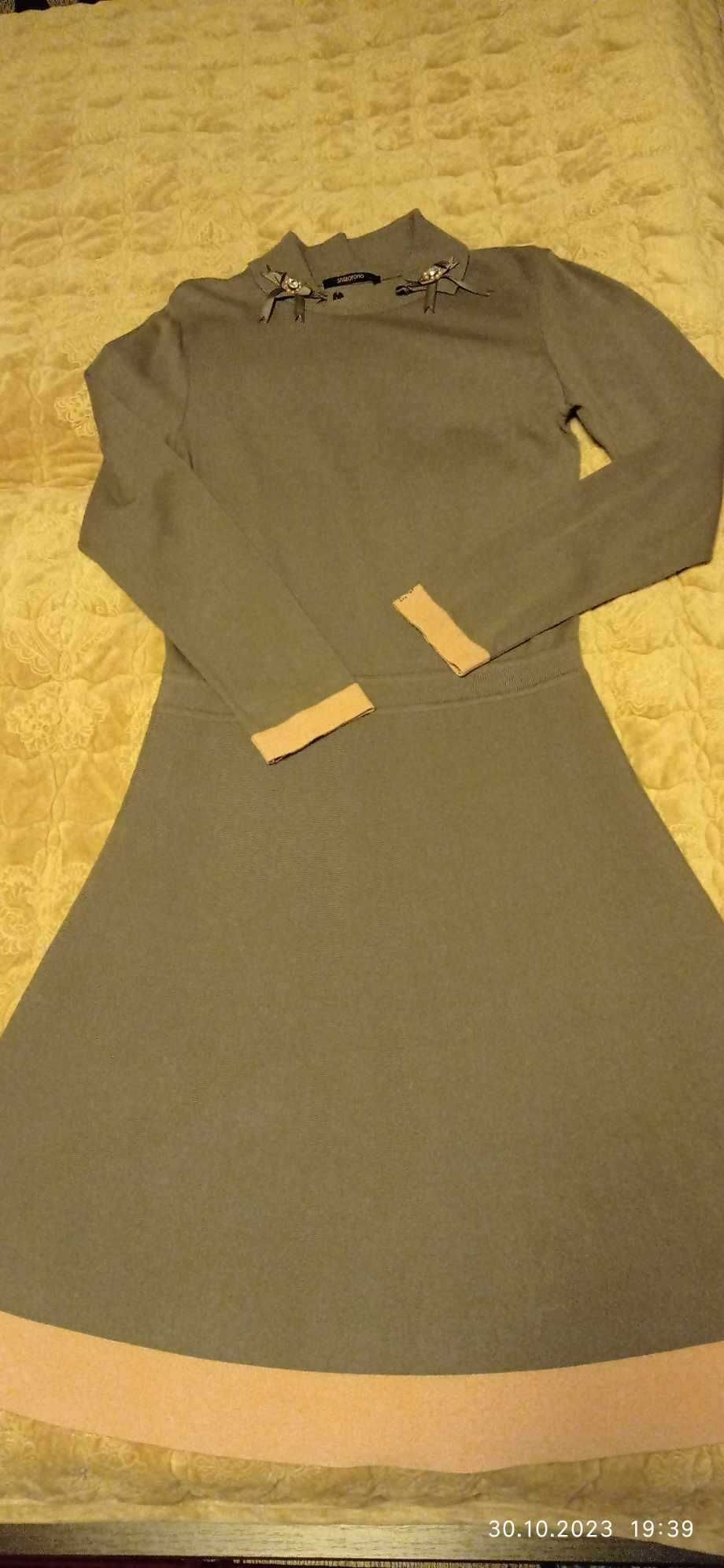 Сукня  ніжно сіра Sassofono з гарним коміром