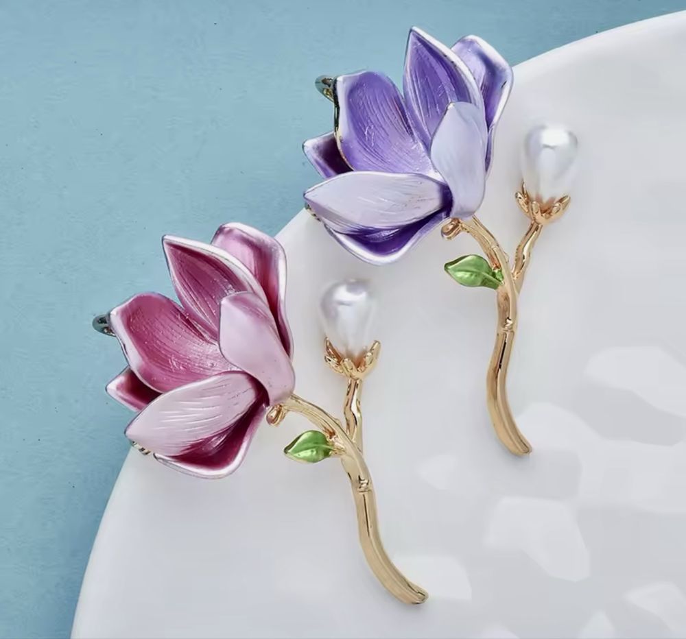 broszka z kwiatem magnolii