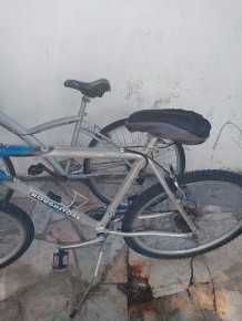 Duas bicicletas.
