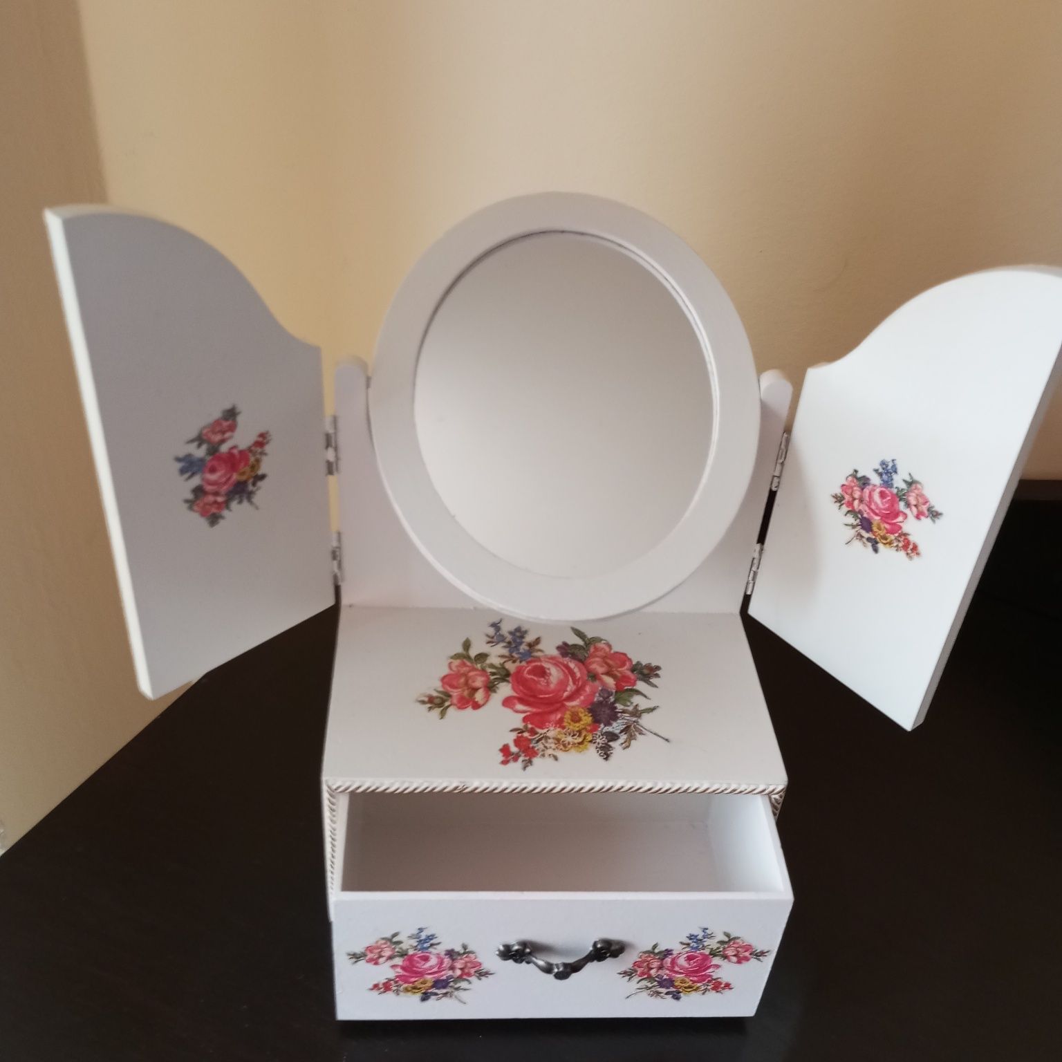 urocza mała toaletka z lusterkiem i drzwiczkami - retro vintage