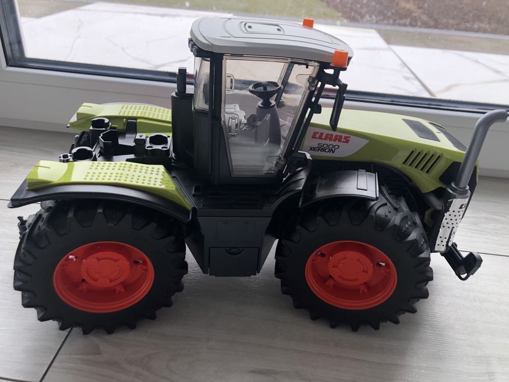 Traktor marki CLAAS 5000 XERION zabawka