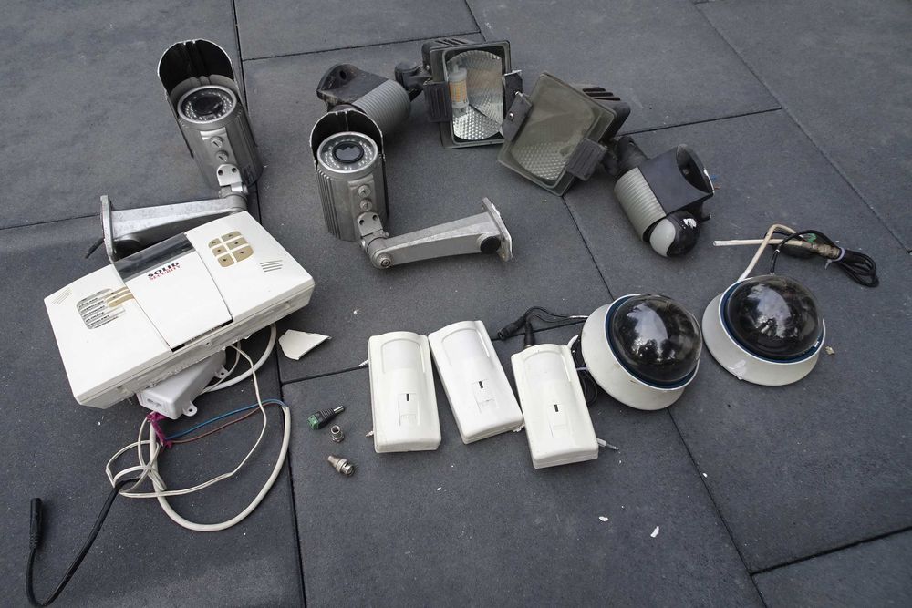 System alarmowy, 2 kam. zewn., 2 kam. kopuł., 3 czuj, 2 lampy, 1 konta