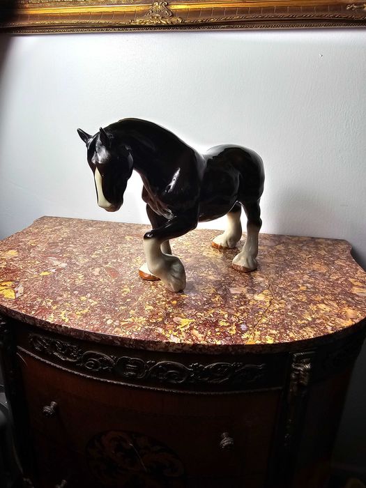 Duży piękny ceramiczny koń rasy Clydesdale 25 cm klejone ucho