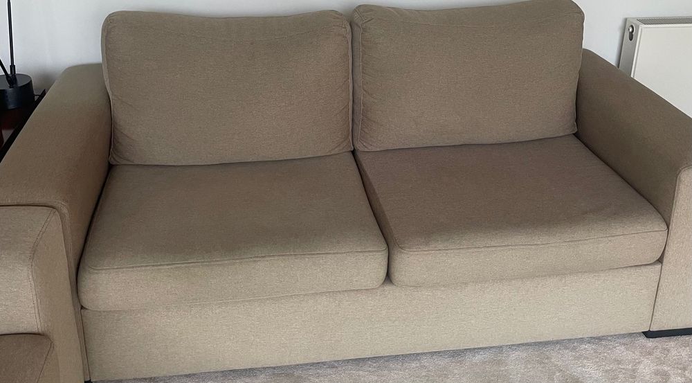 Dois sofás castanho claro