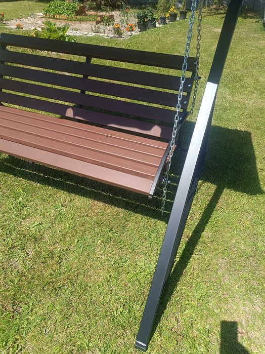 Huśtawka ogrodowa z daszkiem