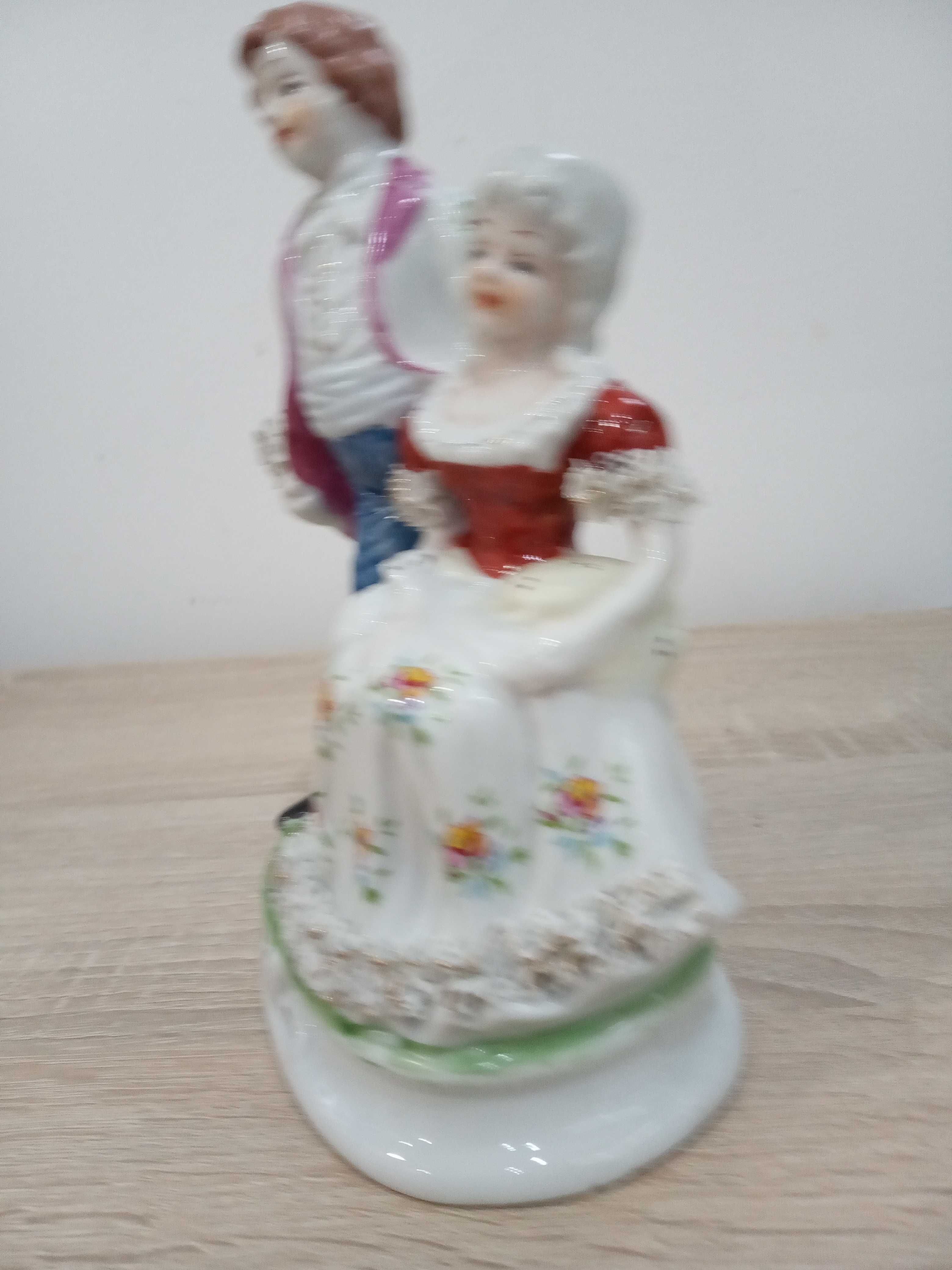 Stara ręcznie wykonana figurka porcelanowa.