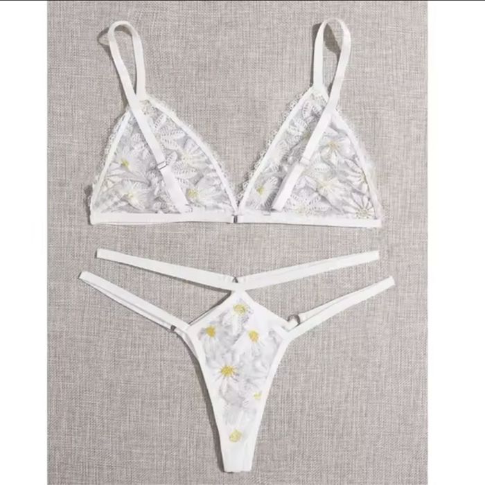 Женское нижнее белье с вышивкой