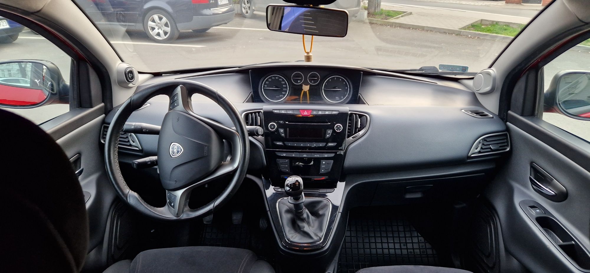 Lancia ypsilon  zadbana boska kobieca