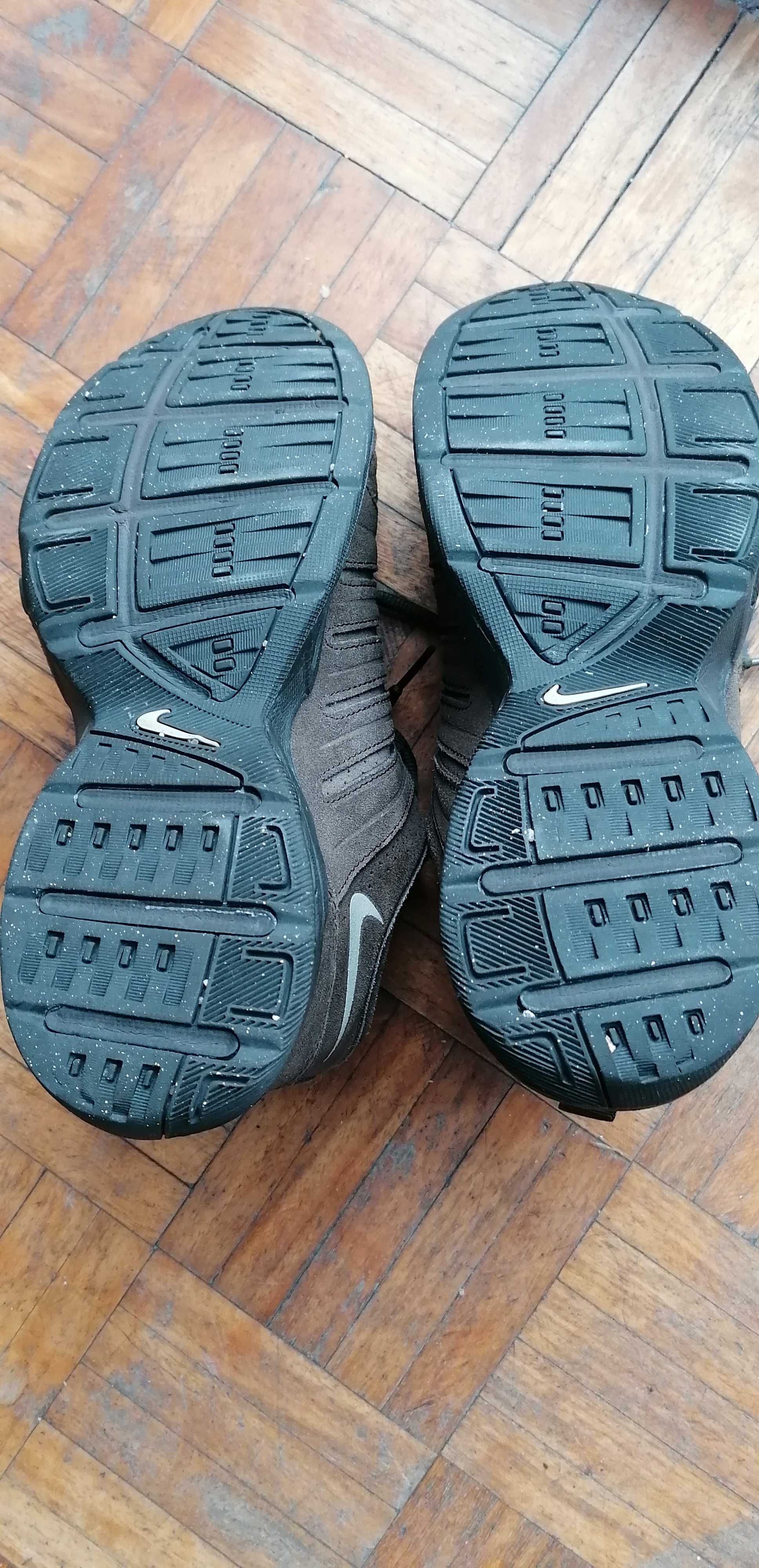 Sapatilhas de montanha castanhas Nike tamanho 40