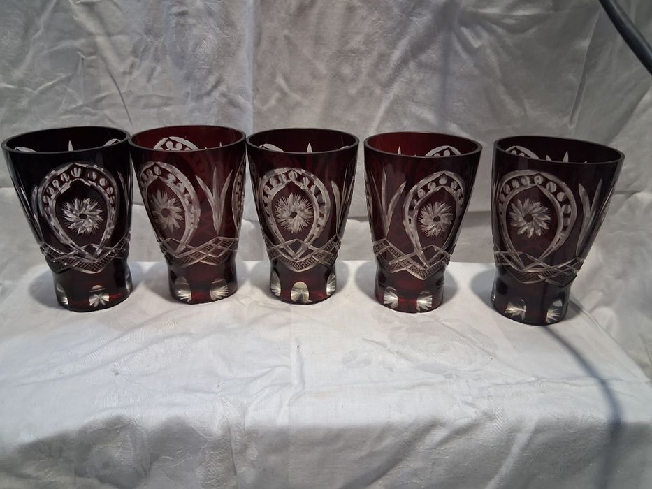 Szklaneczki, kieliszki z rubinowego szkla
