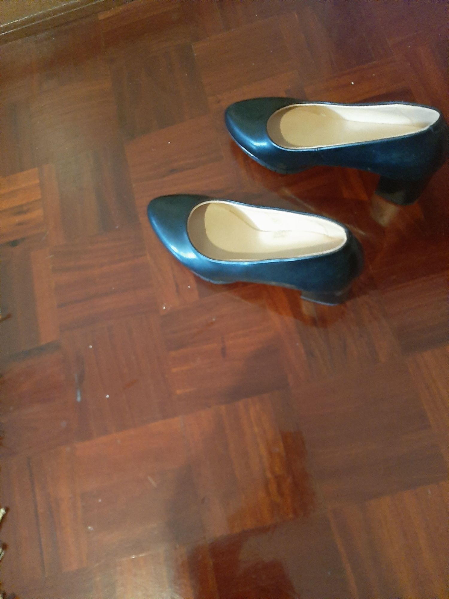 Sapatos pretos novos salto