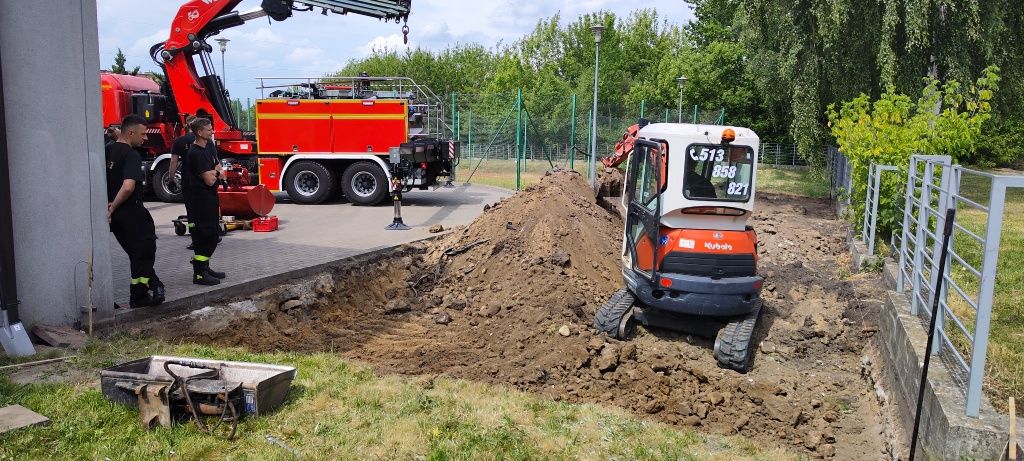 Minikoparka wywrotka przyłącza ogrodzenia prace ziemne transport ogród