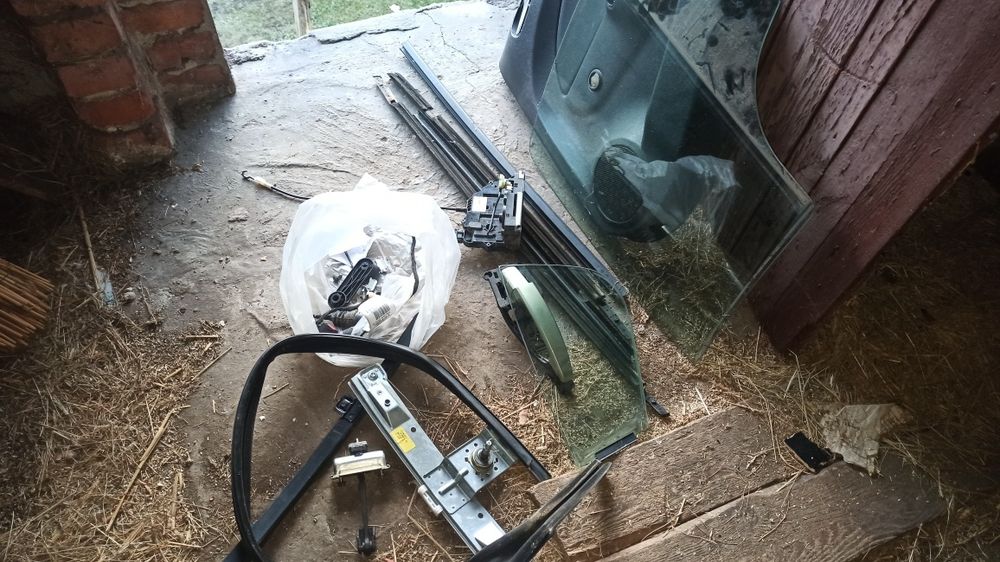 Części  samochodowe z Corsy D(z rozbiórki-całość)