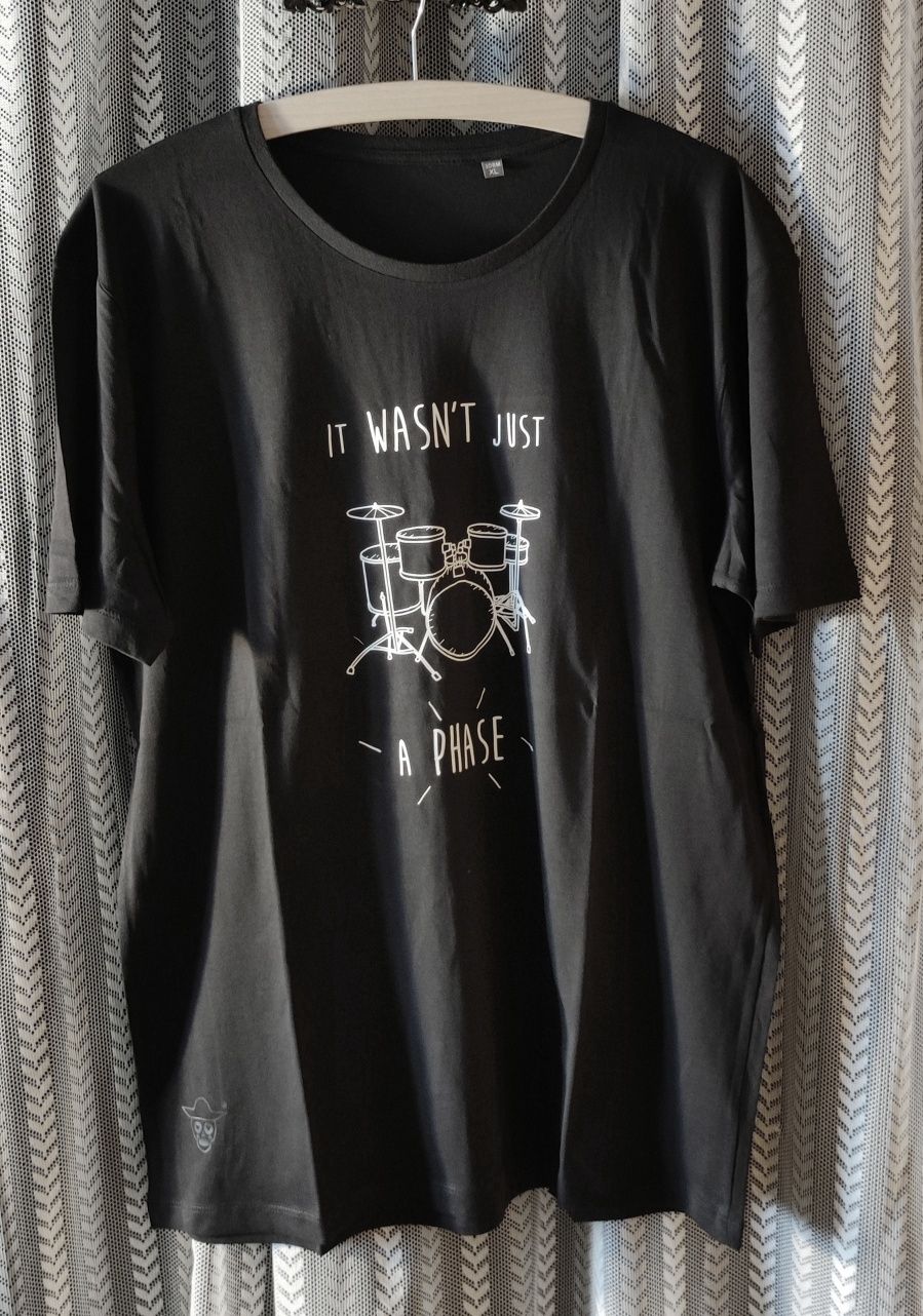 T-shirts "Não Era Apenas Uma Fase" pretas II