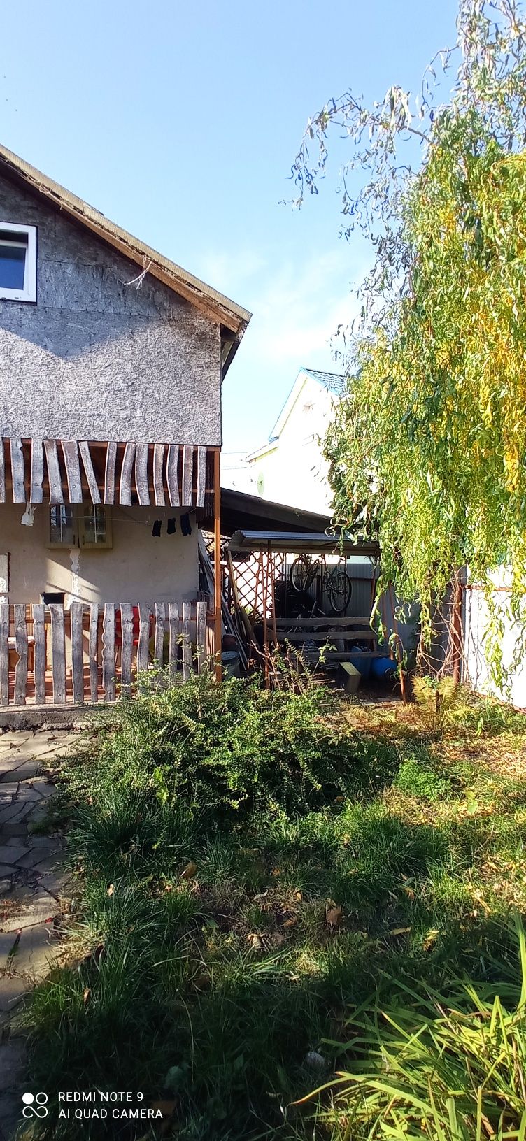 Продам земельну ділянку з будинком під реконструкцію.