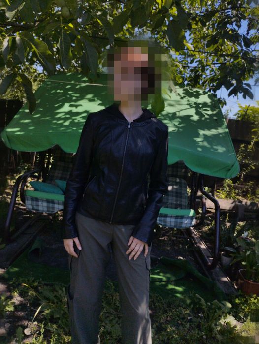 Кожанка приталена у гарному стані