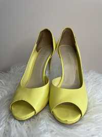 жовті туфлі