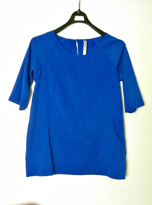 Zwiewna niebieska bluzka krótki rękaw Diverse S