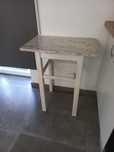 Mesa de apoio com tampo em marmore