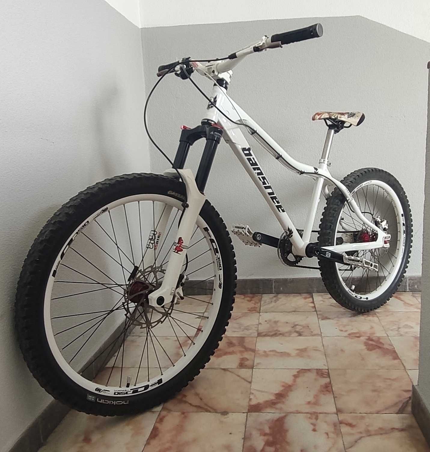 Bicicleta Banshee Scratch