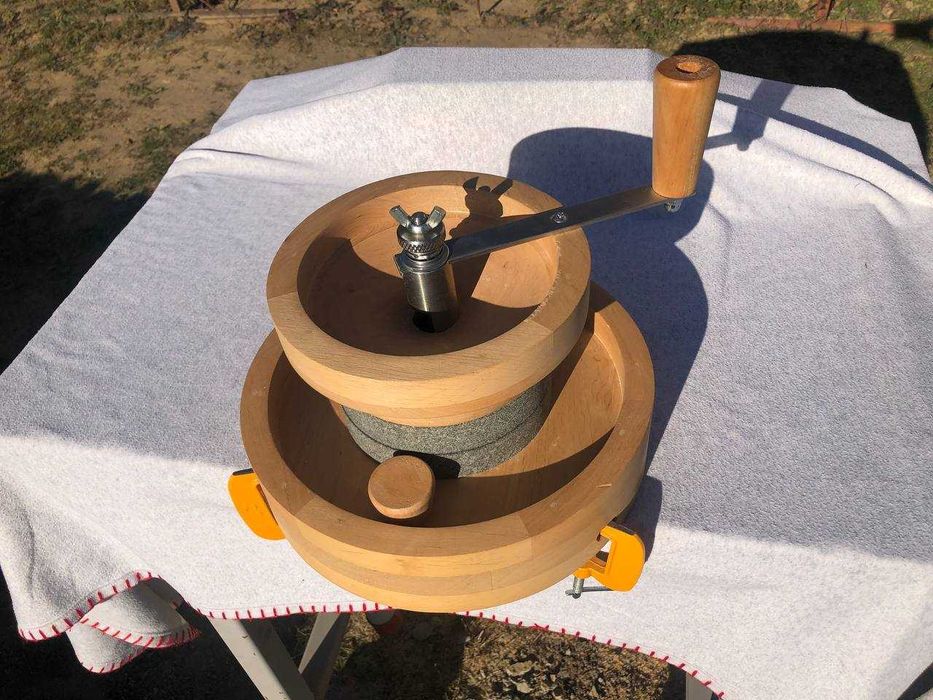 Ручний млин для цільнозернового борошна /Ручная мельница