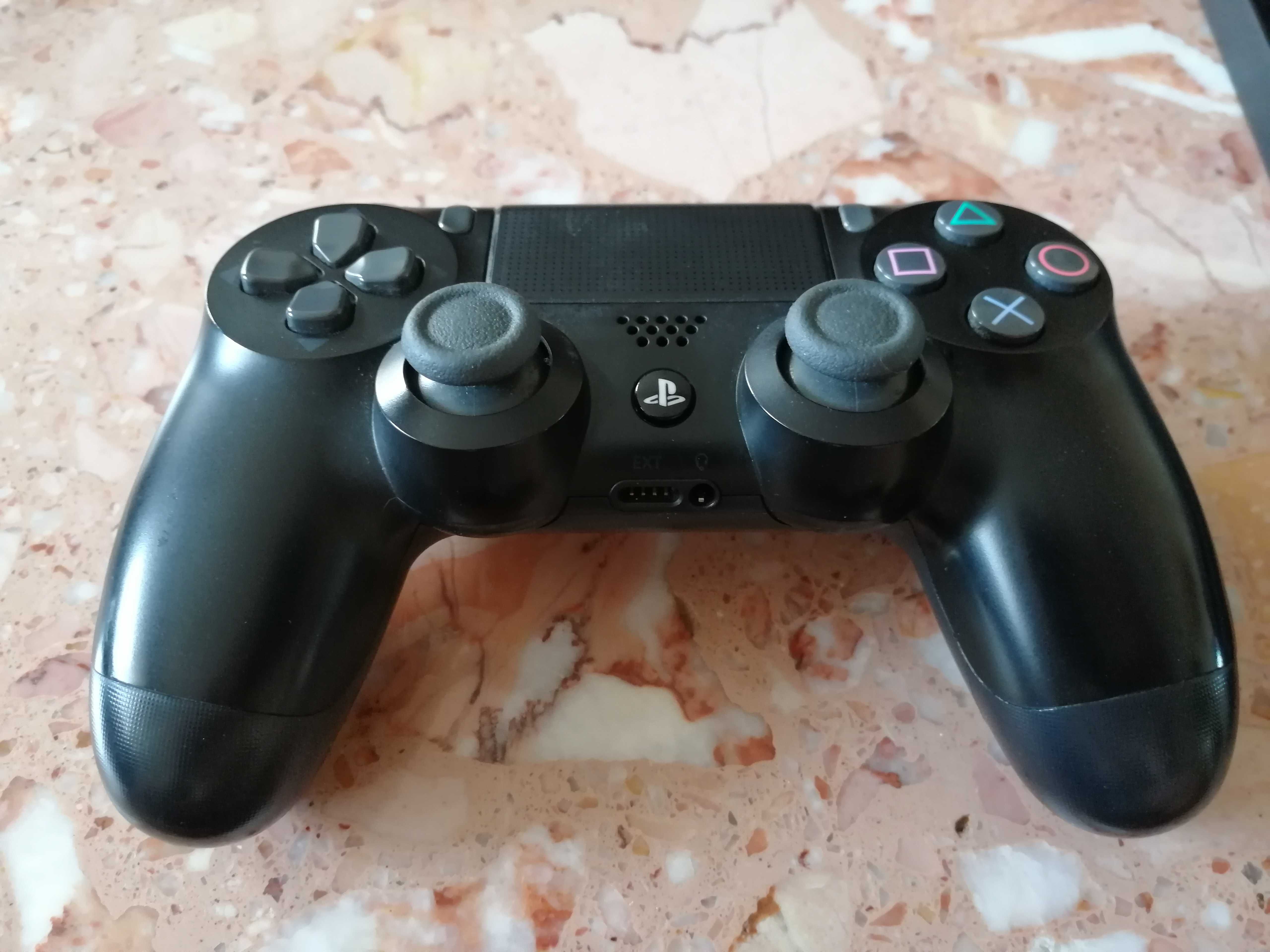 PS4 PRO/ comando; perfeito estado