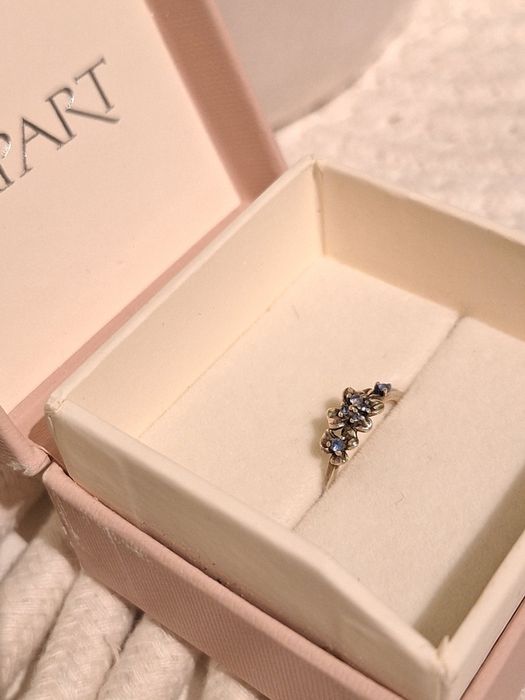 Pierścionek Apart srebrny z kwiatami i niebieskimi cyrkoniami