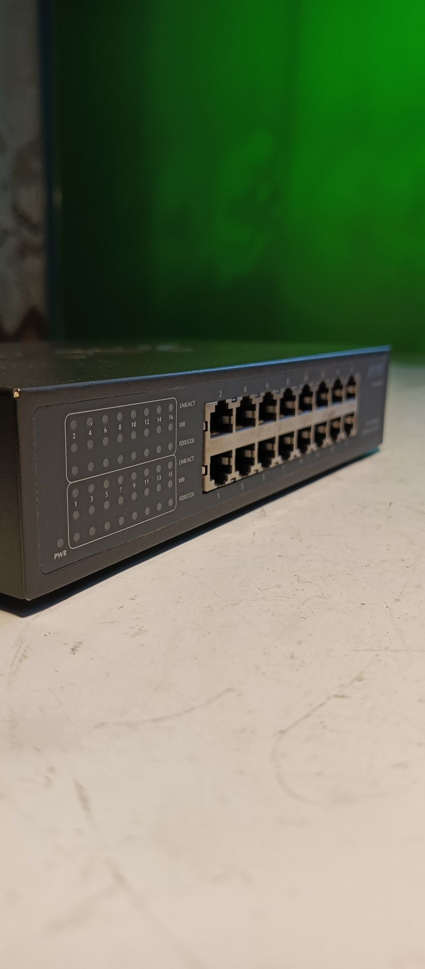 PLANET FSD-1600 10/100 Mbps Ethernet Switch.