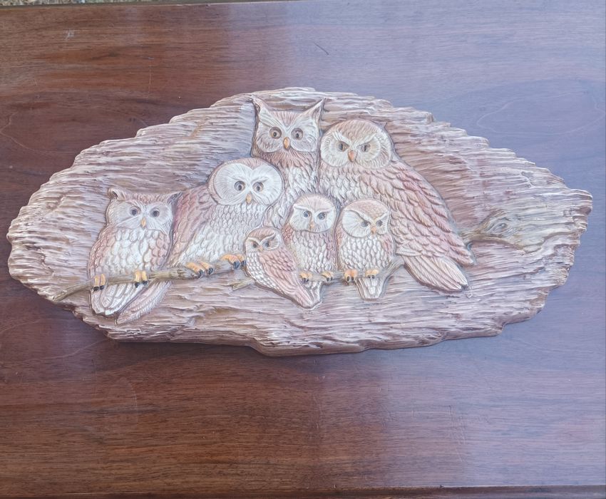 Płaskorzeźba sowy.