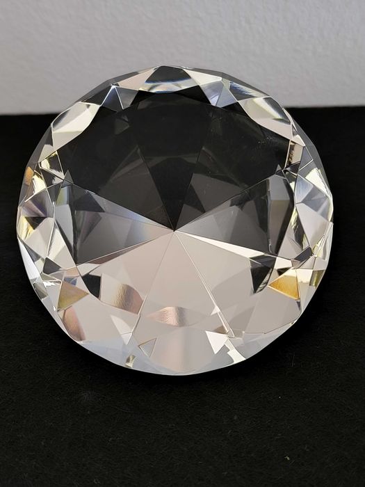 Pisa papeis em vidro com formato de diamante lapidado