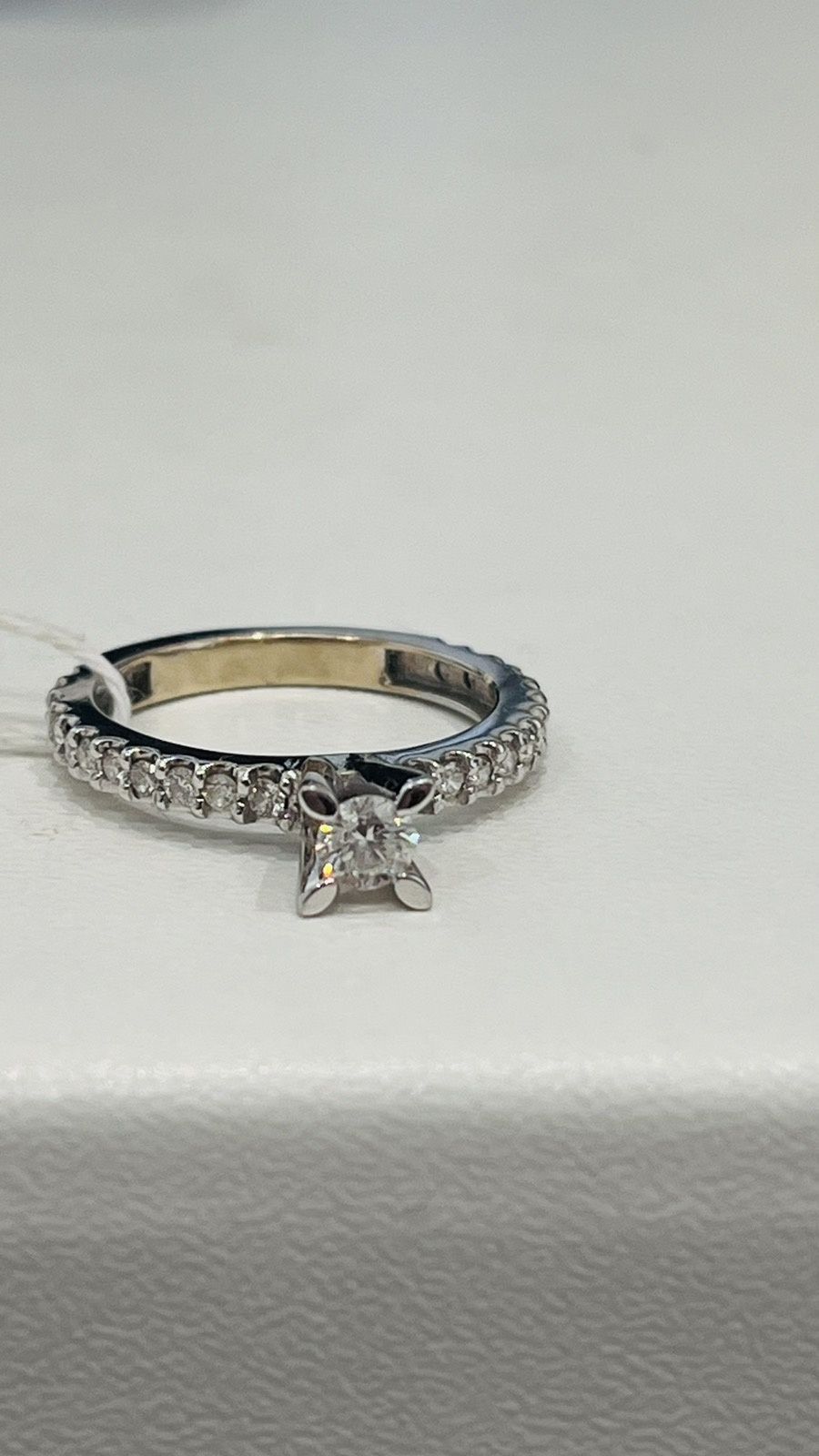 Золотое кольцо с бриллиантами 0.72 карат.
