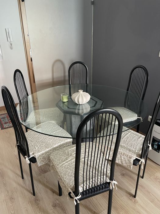 Mesa tampo de vidro + 8 cadeiras c/ almofada