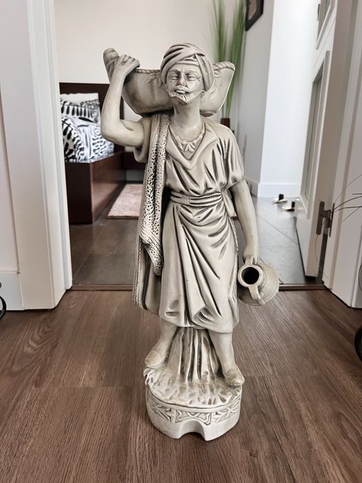 Linda estatia retro em marfinite.